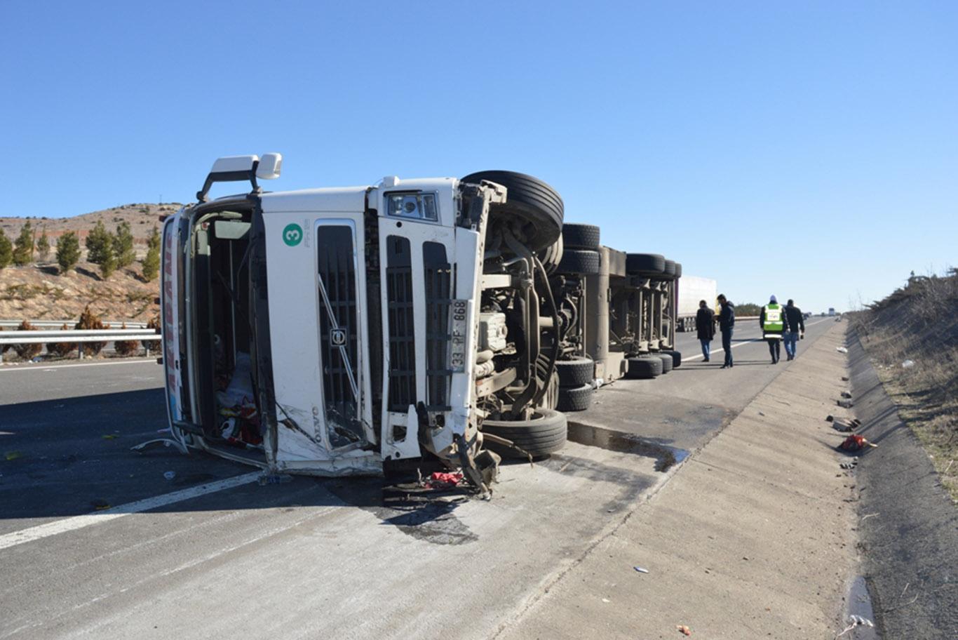 Gaziantep'te TIR devrildi: 1 ölü 3 yaralı Gaziantep'te TIR devrildi: 1 ölü 3 yaralı